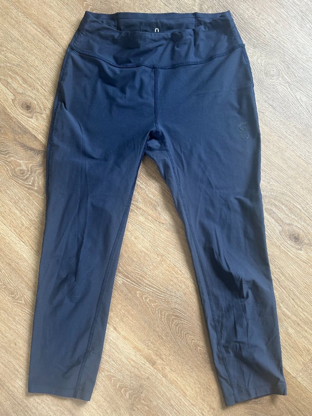 On Cloud Leggings Womens Medium Navy Capri Training Workout Gym Stretch Running